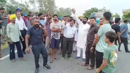 ਬਟਾਲਾ: 20 ਦਿਨਾਂ ਤੋਂ ਬਿਜਲੀ ਦੇ ਕੱਟਾ ਤੋਂ ਪ੍ਰੇਸ਼ਾਨ ਪਿੰਡ ਬਹਾਦਰਪੁਰ ਦੇ ਲੋਕਾਂ ਨੇ ਨੈਸ਼ਨਲ ਹਾਈਵੇ  ਜਾਮ ਕਰ ਕੀਤਾ ਰੋਸ ਪ੍ਰਦਰਸ਼ਨ #jansamasya