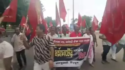 রামপুরহাট ১: রামপুরহাটে বন্ধের সমর্থনে রামপুরহাট রেল স্টেশনে ঢুকতে গেলে রেল পুলিশের সাথে ব্যাপক ধস্থাধস্তি বাম নেতাকর্মীদের সাথে
