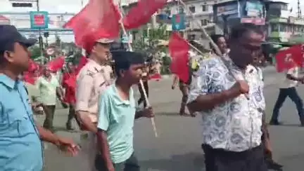 ধূপগুড়ি: সিটুর ডাকা বনধের সমর্থনে ধুপগুড়িতে রাস্তায় নেমে প্রিকেটিং করতে গিয়ে  প্রায় দশজন কর্মি সমর্থকদের আটক করে নিয়ে গেল পুলিস