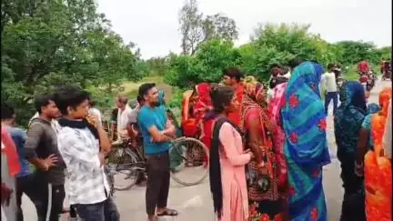 महसी: बसंतापुर मोड़ के पास दो बाइकों में जोरदार भिड़ंत, बाइक सवार घायल, पुलिस ने इलाज के लिए भेजा