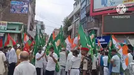 नवादा: नवादा में मतदाता पुनरीक्षण के विरोध में राजद एवं इंडिया गठबंधन द्वारा प्रस्तावित बिहार बंद का मिला-जुला असर