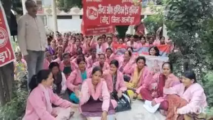 अल्मोड़ा: आशा, आंगनबाड़ी और भोजन माताओं ने गांधी पार्क में प्रदर्शन किया, सरकार पर श्रमिकों के अधिकारों के हनन का आरोप