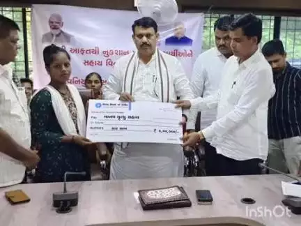 માંગરોળ: તાલુકા પંચાયત કચેરી ખાતે ધારાસભ્ય ગણપતસિંહ વસાવા ના હસ્તે માનવ મૃત્યુ,કુદરતી આપત્તિ સહાય ચેકનુ લાભાર્થીને વિતરણ થયુ