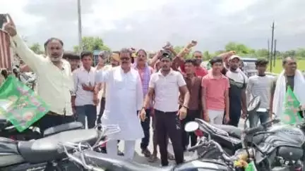 अस्थावां: महागठबंधन के बिहार बंद का अस्थावां में दिखा असर, समर्थकों ने सड़क पर उतरकर किया चक्का जाम