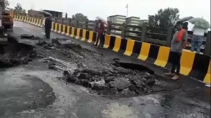 कामठी: उद्घाटनापूर्वीच खचला कामठीतील पहिला आर यु बी, पडला मोठा खड्डा