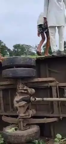 शुजालपुर: सुजालपुर के ग्राम आख्तियारपुर में बस पलटी, 5-6 सवारियों को आई चोटें