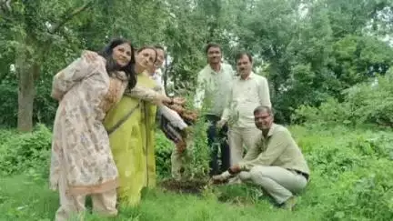 बांसी: रतन सेन डिग्री कॉलेज में 'मां के नाम' कार्यक्रम के तहत किया गया सघन पौधरोपण, प्राचार्य रहे मौजूद