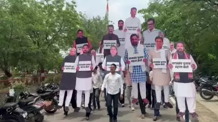 जयपुर: राजस्थान विश्वविद्यालय में छात्रसंघ चुनाव की मांग को लेकर पूर्व CM सहित दिग्गज नेताओं के कट आउट बनाकर निकाली गई रैली