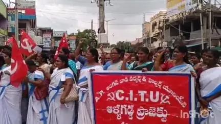 ఆళ్లగడ్డలో సీఐటీయూ ఆధ్వర్యంలో కేంద్ర ప్రభుత్వం కార్మిక వ్యతిరేక విధానాలను ,నిరసిస్తూ సమ్మె