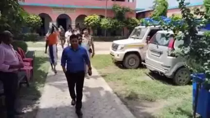 दिघलबैंक: डायरेक्टर और बीडीओ ने धनतोला सहित विभिन्न मतदान केंद्रों का किया निरीक्षण