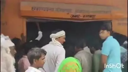 तुलसीपुर: किसानों ने त्रिपक्ष सहकारी समिति महराज गंज तराई पर यूरिया खाद देने में पक्षपात करने का विक्रेता पर लगाया आरोप
