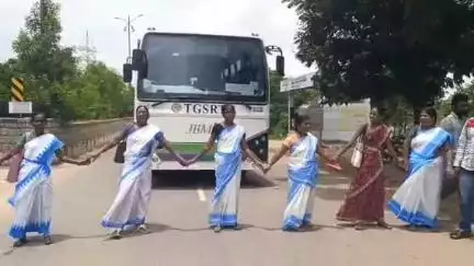 మెదక్: దేశవ్యాప్త సార్వత్రిక సమ్మెలో భాగంగా 282 జీవోను వెంటనే రద్దు చేయాలని డిమాండ్ చేస్తూ సిఐటియు ఆధ్వర్యంలో రాస్తారోఖో