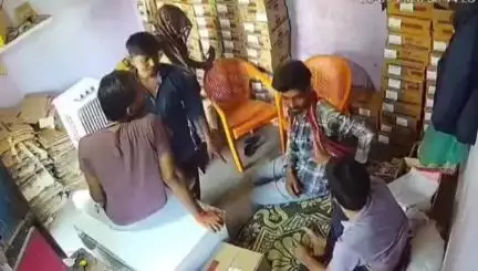 तालबेहट: डुलावन में देसी शराब की दुकान पर सेल्समैन के साथ मारपीट के वायरल वीडियो मामले में पुलिस ने 2 अभियुक्तों को किया गिरफ्तार