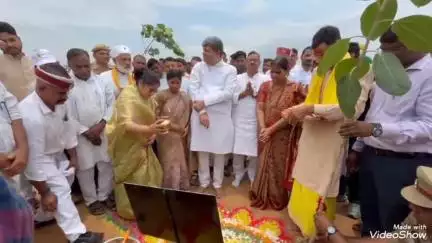 मिर्ज़ापुर: बहुती गांव में कैबिनेट मंत्री आशीष पटेल ने 'मां के नाम' अभियान के तहत किया पौधरोपण