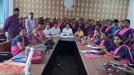 टुंडी: टुंडी प्रखंड कार्यालय में निर्वाचन क्षेत्र की त्रुटिरहित मतदाता सूची अद्यतन करने के लिए बीएलओ को निर्देश