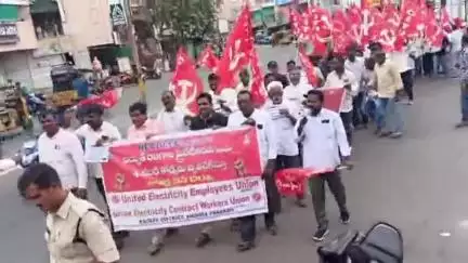 కడప: కార్మికుల సమస్యలు పరిష్కరించాలని డిమాండ్ చేస్తూ కడపలో భారీ ర్యాలీ