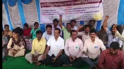 పోస్టల్ శాఖ ఉద్యోగుల సమస్యలను తక్షణమే పరిష్కరించాలంటూ నంద్యాలలో తపాలా శాఖ ఉద్యోగుల సంఘం ధర్నా