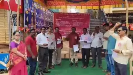 జహీరాబాద్: పట్టణంలో ఎల్ఐసీ కార్యాలయం వద్ద ఉద్యోగుల నిరసన, ఎల్ఐసీ ప్రీమియంపై జీఎస్టీని రద్దు చేయాలని డిమాండ్‌