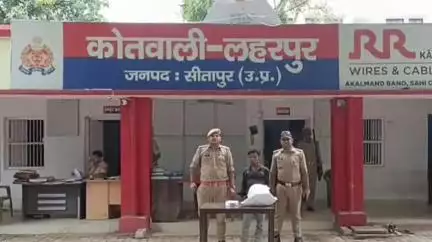 लहरपुर: लहरपुर नगर चौकी पुलिस ने कर्बला मार्ग से एक अभियुक्त को चोरी किए गए माल के साथ किया गिरफ्तार
