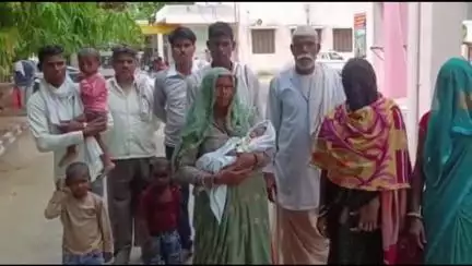 करौली: गांव मांचडी में दबंगों ने किया ज़मीन पर कब्जा, पीड़ित परिवार ने ज़िला कलेक्टर को सौंपा ज्ञापन