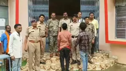 शहपुरा: छपरा के बंजारी घाट के पास पुलिस ने मोटरसाइकिल से 5 किलो गांजा बरामद किया, दो आरोपी गिरफ्तार
