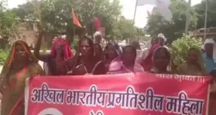 सिकंदरपुर: अखिल भारतीय प्रगतिशील महिला संगठन के नेतृत्व में रसोईया और आंगनबाड़ी कार्यकर्ताओं ने सिकंदरपुर तहसील में किया प्रदर्शन