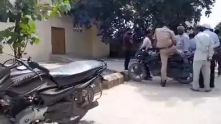 सलेमपुर: रामपुर कारखाना चौराहे पर ट्रक की चपेट में आने से एक व्यक्ति की हुई मौत