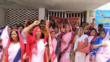 मढ़ौरा: वेतन की मांग को लेकर आशा कार्यकर्ताओं ने मढ़ौरा रेफरल अस्पताल बंद कर प्रदर्शन किया