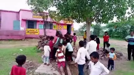 नरवर: रावतपुरा प्राथमिक विद्यालय के छात्र पानी के लिए परेशान, पढ़ाई प्रभावित