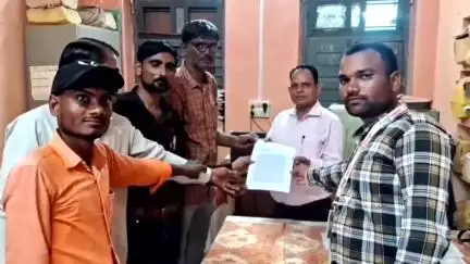 नरवर: ग्राम पंचायत सिमरिया के सहायक सचिव एवं सरपंच पुत्र के खिलाफ पत्रकारों ने दिया आवेदन