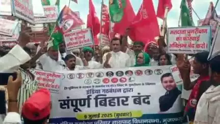 गायघाट: गायघाट चौक NH-27 पर मतदाता सूची पुनरीक्षण अभियान के खिलाफ चक्का जाम, 8 घंटे तक वाहन फंसे रहे