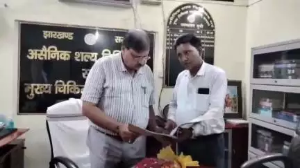 धनबाद/केंदुआडीह: सिविल सर्जन कार्यालय में डॉ. आलोक विश्वकर्मा ने नए सिविल सर्जन के रूप में ग्रहण किया पदभार
