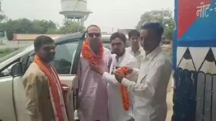 अमृतपुर: लीलापुर समिलियन विद्यालय में प्रधान ने ब्लॉक प्रमुख का फुल माला व बैंड बाजा के साथ स्वागत किया, वृक्षारोपण किया