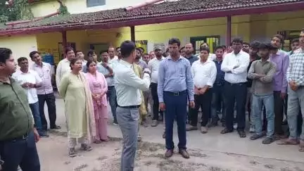 धमदाहा: पूर्णियां के जिलाधिकारी ने प्रखंड मुख्यालय पहुंचकर मतदाता पुनरीक्षण कार्य में लगे कर्मियों को दिए आवश्यक दिशा-निर्देश