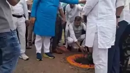 पीलीभीत: मेडिकल कॉलेज में एक पेड़ मां के अभियान कार्यक्रम का राज्य मंत्री ने पेड़ लगाकर किया शुभारंभ, अफसरों ने भी लगाए पेड़