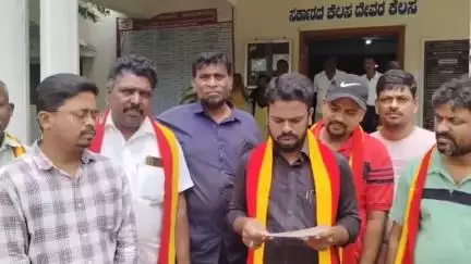 ಚಳ್ಳಕೆರೆ: ಹೊರ ರಾಜ್ಯದಿಂದ ಬಂದಿರುವ ಅಂಗಡಿ ಮಾಲಿಕರಿಗೆ ಪರಾವನಿಗೆ ನೀಡಬಾರದು ಎಂದು ಒತ್ತಾಯಿಸಿ ನಾಯಕನಹಟ್ಟಿ ಪಟ್ಟಣದಲ್ಲಿ ಒತ್ತಾಯ