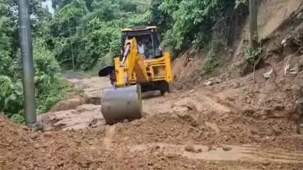 সাব্রুম: প্রবল বর্ষনে কাপতলী মেরুতে পাহাড় ধসে পরে রাস্তার উপর,যাতায়াত স্তব্দ