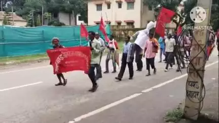 घाघरा: सेंटर फॉर स्ट्रगलिंग ट्रेड यूनियंस के आवाहन पर झारखंड जेनरल कामगार यूनियन ने घाघरा में जुलूस निकाला, पुतला फूंका