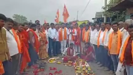 मुखेड: एकलारा मुखेड देगलूर रस्त्यासाठी ठाकरे गट शिवसेना जिल्हाप्रमुख बारसे यांच्या नेतृत्वाखाली एकलारा येथे होम हवन आंदोलन
