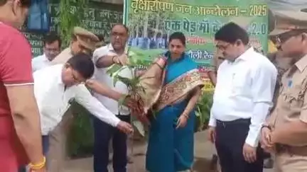 मुगलसराय: सदर ब्लाक परिसर में राज्यसभा सांसद ने पौधरोपण कर पौधारोपण अभियान का शुभारंभ किया