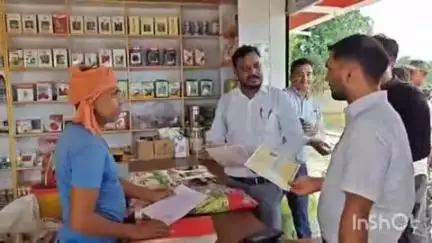 मेराल: उपायुक्त ने मेराल प्रखंड का औचक निरीक्षण किया, बीज वितरण व योजनाओं की समीक्षा की