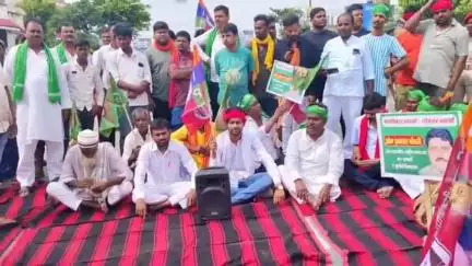 सुगौली: सुगौली में महागठबंधन के घटक दलों ने मतदाता पुनरीक्षण आदेश के विरोध में राष्ट्रीय उच्च पथ पर किया चक्का जाम