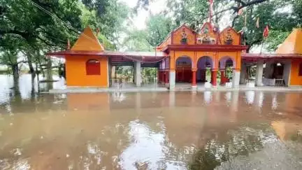 चाकुलिया: प्राचीन नागानल मंदिर परिसर जलमग्न, श्रद्धालुओं की परेशानी बढ़ी