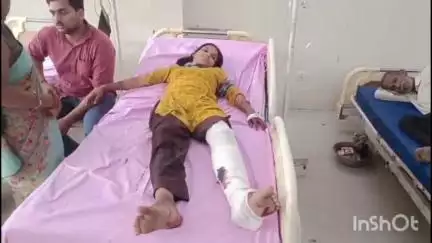 उन्नाव: उन्नाव गंगा घाट कोतवाली क्षेत्र में आजाद मार्ग के पास अज्ञात ट्रक ने स्कूटी में मारी टक्कर, महिला गंभीर घायल