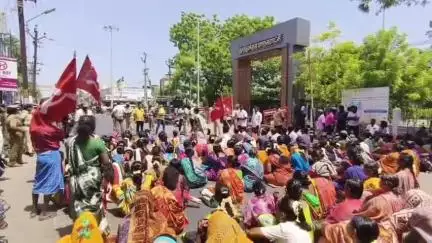 தூத்துக்குடி: 6 மணி நேர உள்ளிருப்பு போராட்டத்திற்கு பின் கொதித்து எழுந்த தூய்மை பணியாளர்கள்-  தமிழ் சாலை ரோட்டில் திடீர் சாலை மறியல்