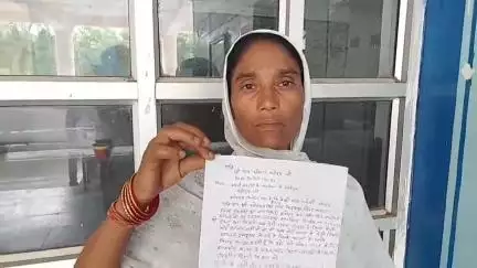 डिंडौरी: विदयपुर गांव की महिला ने पति की मृत्यु के बाद अनुकंपा नियुक्ति के लिए कलेक्टर कार्यालय पहुंचकर लगाई गुहार