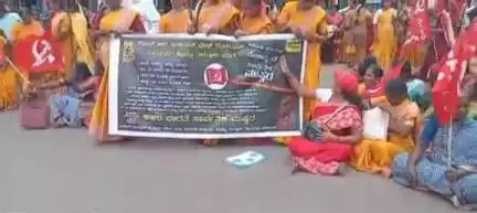 ಬಾಗೇಪಲ್ಲಿ: ಪಟ್ಟಣದಲ್ಲಿ ಅಖಿಲ ಭಾರತ ಸಾರ್ವತ್ರಿಕ ಮುಷ್ಕರ ಯಶಸ್ವಿ, ಪ್ರತಿಭಟನಾಕಾರರ ಬಂಧನ