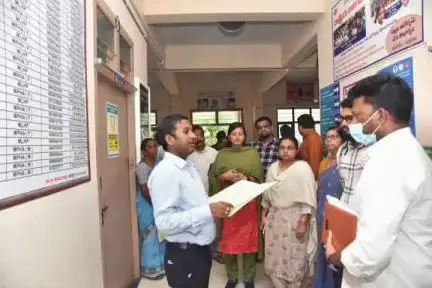 సంతనూతలపాడు: మద్దిపాడు ప్రాథమిక ఆరోగ్య కేంద్రాన్ని తనిఖీ చేసిన ఇన్ఛార్జ్‌ కలెక్టర్ గోపాలకృష్ణ, రోగులకు మెరుగైన సేవలు అందించాలని సూచన