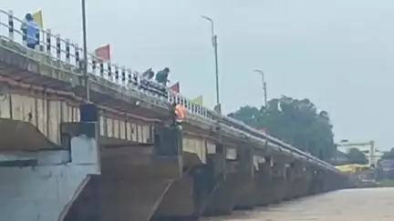 मंडला: बड़े रपटा पुल के नीचे छिपे विक्षिप्त व्यक्ति का एसडीइआरएफ की टीम ने किया रेस्क्यू, करनी पड़ी कड़ी मशक्कत