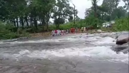 କାମାକ୍ଷାନଗର: ଏକୁଲ ସେକୁଲ ପୁଟିପାଳ ଗାଁରେ ନାଳ ପାରି ହୋଇ ପହଞ୍ଚିଲେ ଜିଲ୍ଲାପାଳ